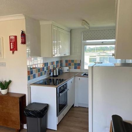 Chalet 40 Sandown Bay Holiday Centre Generous Money Off Ferry Crossings & Free Wifi Special Offer Until End Of June, September And Halloween Deals Now On Exteriör bild